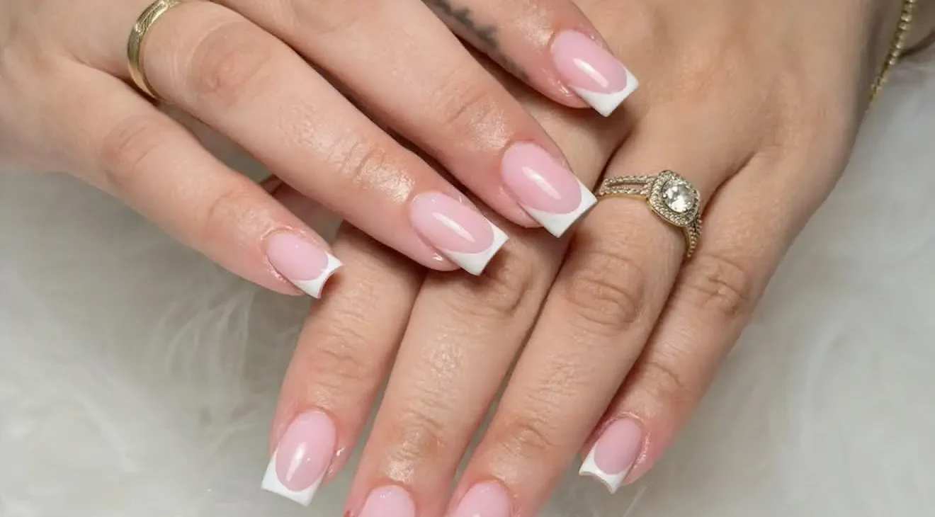 Μανικιούρ στο Le Touch Beauty Lounge στα Άνω Λιόσια