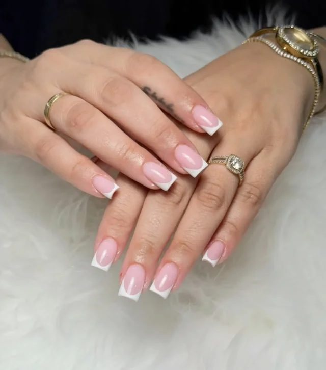 Μανικιούρ στο Le Touch Beauty Lounge στα Άνω Λιόσια